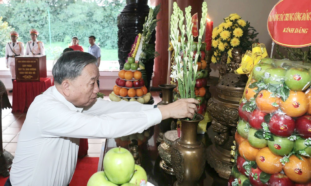  Tổng Bí thư Tô Lâm dâng hương tưởng niệm Chủ tịch Hồ Chí Minh tại tỉnh Cà Mau